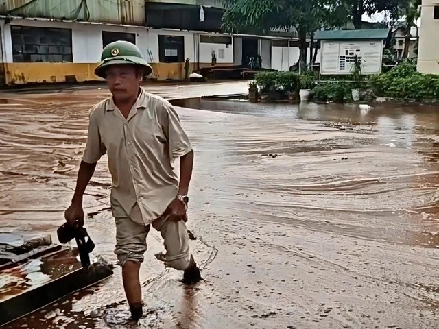 Nghệ An: Mưa đ&aacute; &ldquo;khủng&rdquo; tr&uacute;t xuống hư hỏng t&agrave;i sản, s&eacute;t đ&aacute;nh bể chứa khiến khoảng 2.000 tấn mật tr&agrave;n ra ngo&agrave;i- Ảnh 6.