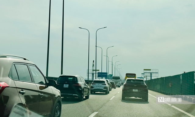 Người d&acirc;n &ldquo;&ugrave;n &ugrave;n&rdquo; quay lại Tp.HCM sau nghỉ lễ, giao th&ocirc;ng gặp nhiều kh&oacute; khăn- Ảnh 1.