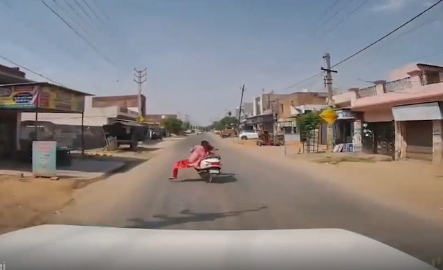 Đ&acirc;m v&agrave;o nắp cống khi đang vượt &ocirc; t&ocirc;, người phụ nữ văng khỏi xe m&aacute;y - Ảnh 1.