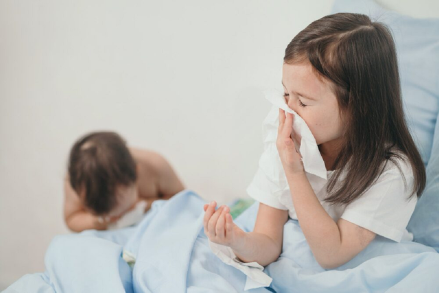 B&eacute; g&aacute;i 6 tuổi đau khổ v&igrave; nghẹt mũi, sự thật b&ecirc;n trong khiến bố mẹ "hoảng sợ" - Ảnh 2.