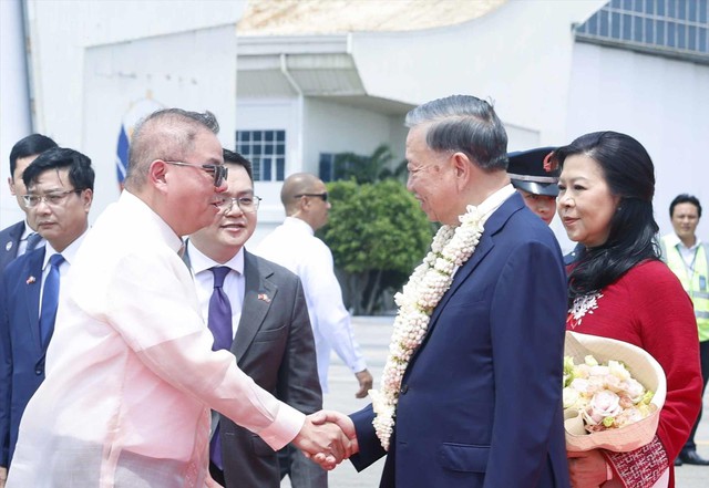 Tổng B&iacute; thư, Chủ tịch nước T&ocirc; L&acirc;m v&agrave; Phu nh&acirc;n bắt đầu chuyến thăm Philippines - Ảnh 1.