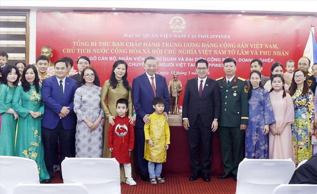 Tổng Bí thư, Chủ tịch nước Tô Lâm gặp gỡ thân tình kiều bào tại Philippines- Ảnh 1. Tổng Bí thư, Chủ tịch nước Tô Lâm gặp gỡ thân tình kiều bào tại Philippines- Ảnh 1.