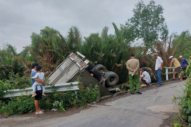 Làm rõ nguyên nhân vụ xe tải lao xuống kênh sau va chạm lan can cầu, tài xế nguy kịch - Ảnh 1.