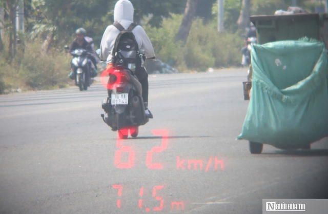Đ&agrave; Nẵng: &Aacute;o v&agrave;ng CSGT xuy&ecirc;n lễ đảm bảo giao th&ocirc;ng, ngăn "ma men" xuống phố, k&eacute;o giảm TNGT - Ảnh 5.
