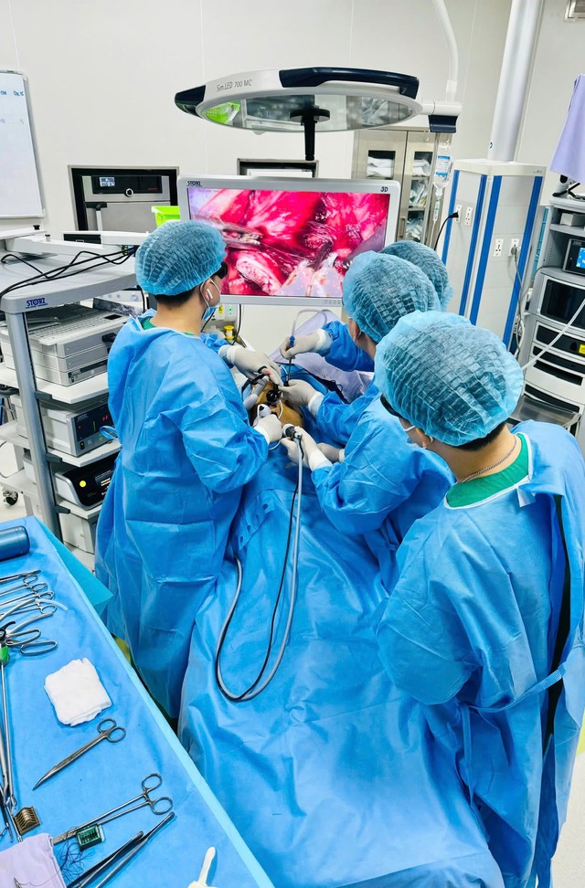 Nuốt nghẹn k&eacute;o d&agrave;i, người đ&agrave;n &ocirc;ng ph&aacute;t hiện ung thư thực quản - Ảnh 1.