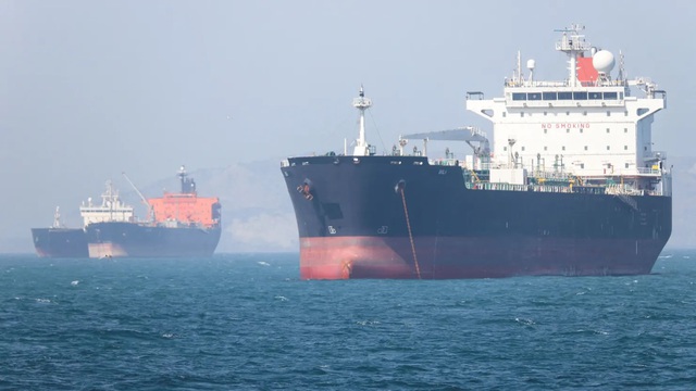 Mỹ tạm dừng chiến dịch hộ tống t&agrave;u qua eo biển Hormuz - Ảnh 1.