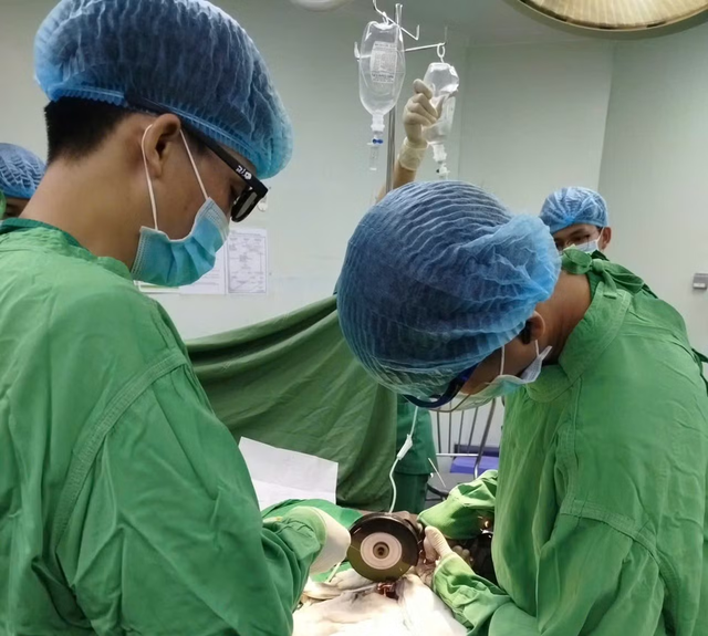 Đau cả th&aacute;ng trời, người đ&agrave;n &ocirc;ng đến viện b&aacute;c sĩ "sốc ngang" ph&aacute;t hiện b&iacute; mật "đ&aacute;ng sợ" b&ecirc;n trong - Ảnh 1.