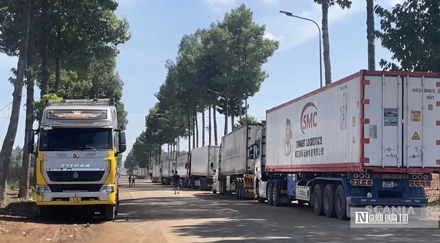 H&agrave;ng ng&agrave;n container sầu ri&ecirc;ng đổ về Dầu Gi&acirc;y: T&agrave;i xế vật vờ chờ kiểm định, người d&acirc;n than trời v&igrave; &ugrave;n tắc - Ảnh 2.