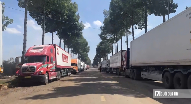 H&agrave;ng ng&agrave;n container sầu ri&ecirc;ng đổ về Dầu Gi&acirc;y: T&agrave;i xế vật vờ chờ kiểm định, người d&acirc;n than trời v&igrave; &ugrave;n tắc - Ảnh 13.
