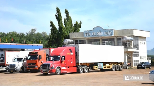H&agrave;ng ng&agrave;n container sầu ri&ecirc;ng đổ về Dầu Gi&acirc;y: T&agrave;i xế vật vờ chờ kiểm định, người d&acirc;n than trời v&igrave; &ugrave;n tắc - Ảnh 17.