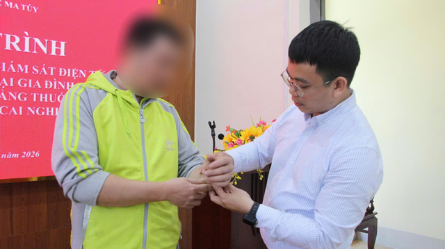 Th&iacute; điểm đeo thiết bị gi&aacute;m s&aacute;t điện tử đối với người nghiện ma t&uacute;y tại cộng đồng - Ảnh 1.