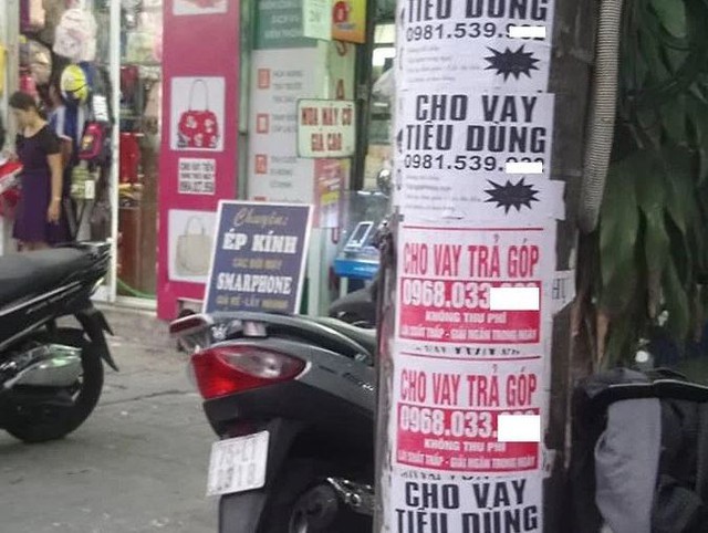 Từ 15/5, d&aacute;n, vẽ sản phẩm quảng c&aacute;o tr&ecirc;n cột điện bị phạt đến 20 triệu đồng - Ảnh 1.