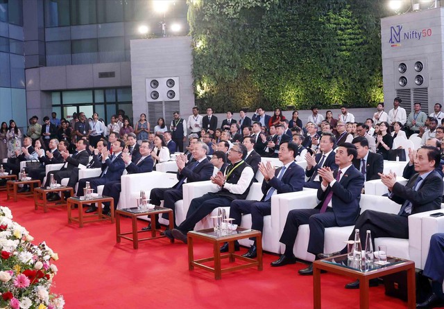 Tổng B&iacute; thư, Chủ tịch nước T&ocirc; L&acirc;m rung chu&ocirc;ng tại s&agrave;n chứng kho&aacute;n lớn nhất của Ấn Độ- Ảnh 1.