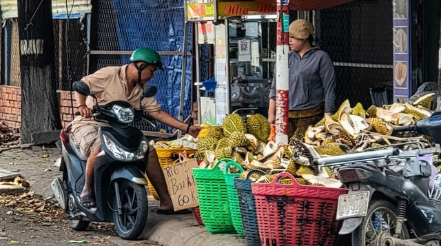 Sầu ri&ecirc;ng tại vườn rớt gi&aacute;, v&igrave; sao người ti&ecirc;u d&ugrave;ng vẫn mua đắt? - Ảnh 5.