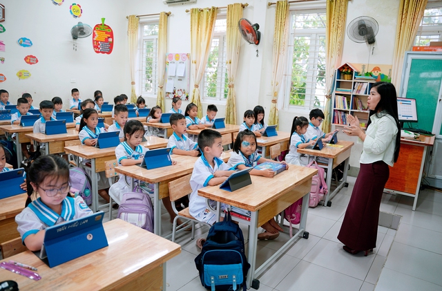 H&agrave; Tĩnh: X&ocirc;n xao m&ocirc; h&igrave;nh &ldquo;lớp học th&ocirc;ng minh&rdquo; với thiết bị c&ocirc;ng nghệ h&agrave;ng triệu đồng- Ảnh 1.