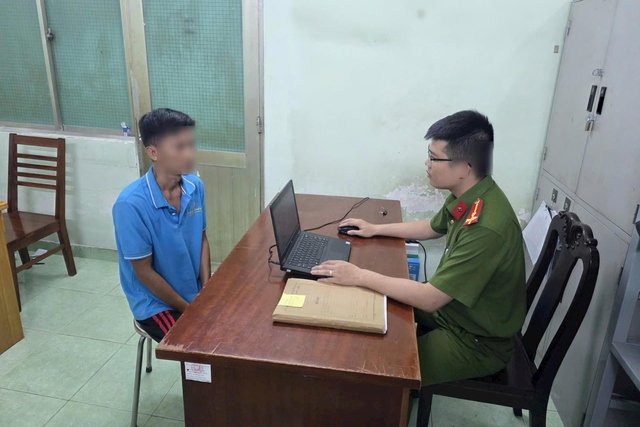 Bắt khẩn cấp đối tượng bạo h&agrave;nh con ri&ecirc;ng của vợ hờ - Ảnh 1.