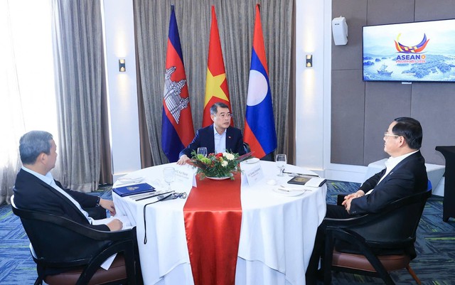 3 Thủ tướng Việt Nam - Campuchia - L&agrave;o ăn s&aacute;ng l&agrave;m việc - Ảnh 2.