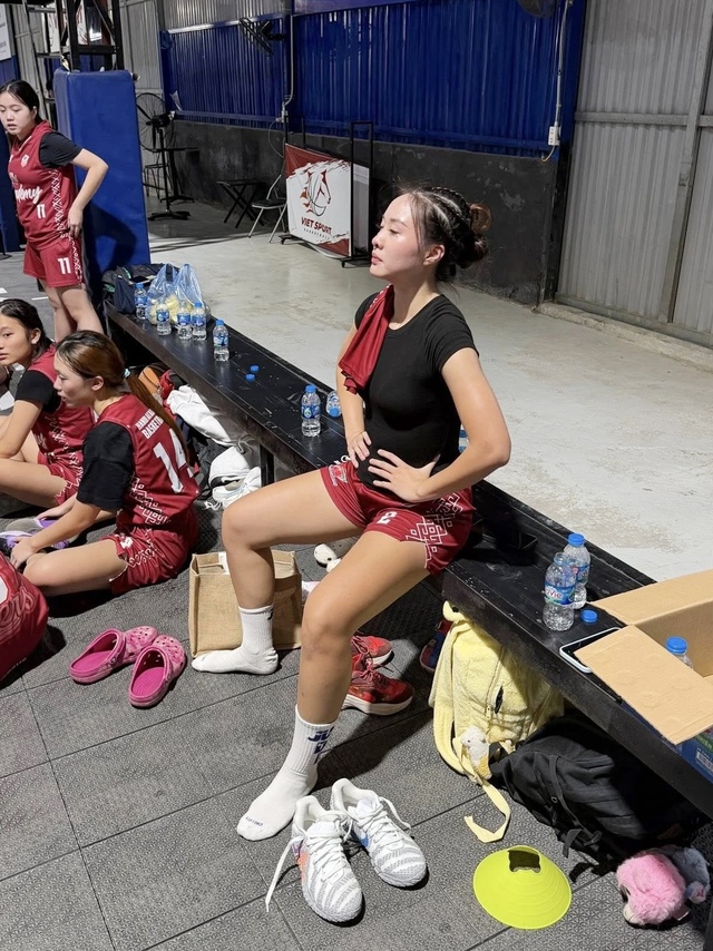 Con g&aacute;i cựu Hoa kh&ocirc;i b&oacute;ng chuyền Kim Huệ: Tuổi 18 cao gần 1m70, nhan sắc nổi bật như hoa hậu- Ảnh 9.