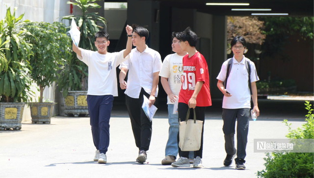 Thí sinh hào hứng vì đề thi "trúng tủ" thi vào lớp 10 chuyên tại Hà Nội- Ảnh 1. Thí sinh hào hứng vì đề thi "trúng tủ" thi vào lớp 10 chuyên tại Hà Nội- Ảnh 1.