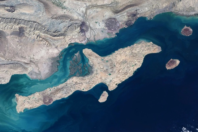 Mỹ tấn c&ocirc;ng c&aacute;c mục ti&ecirc;u qu&acirc;n sự của Iran - Ảnh 1.