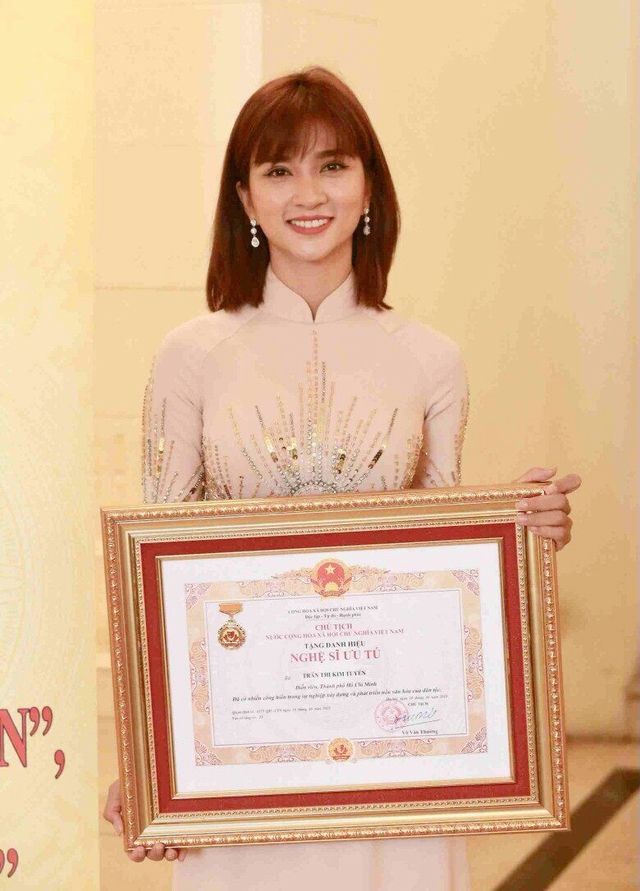 Nữ NSƯT là mỹ nhân vừa lọt đề cử Top 100 gương mặt đẹp nhất thế giới, U40 sắc vóc vạn người mê - Ảnh 3.
