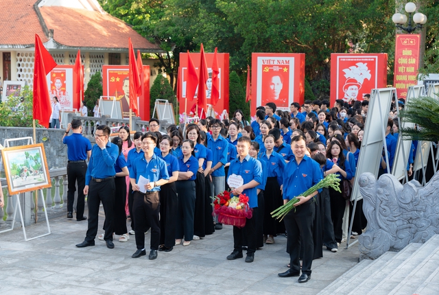 Triển lãm 1000 bức ảnh, tư liệu quý khắc họa cuộc đời hoạt động cách mạng của Bác Hồ - Ảnh 2.