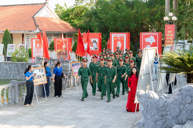 Triển lãm 1000 bức ảnh, tư liệu quý khắc họa cuộc đời hoạt động cách mạng của Bác Hồ - Ảnh 3.