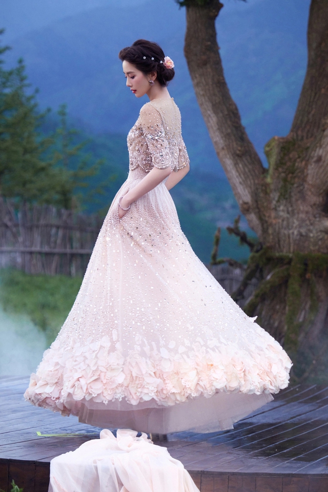 Khoảnh khắc "tiên nữ hạ giới" mang tên Lưu Thi Thi - Ảnh 4.