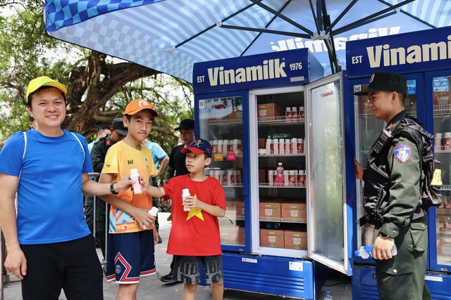 Vinamilk hỗ trợ 40.000 sản phẩm dinh dưỡng cho chương trình “Tổ quốc bình yên” - Ảnh 8.
