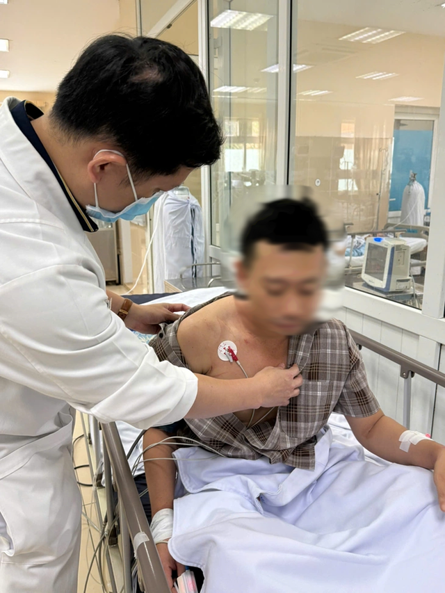 Người đàn ông thoát chết sau cú sét kinh hoàng, ai xem cũng nổi da gà - Ảnh 1.
