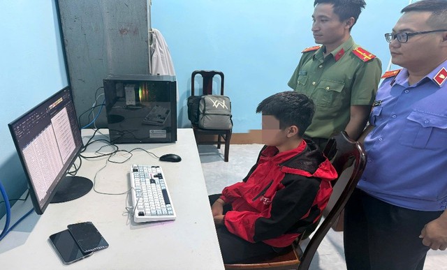 Bán 20 triệu thông tin dữ liệu cá nhân, nam sinh lớp 10 bị khởi tố- Ảnh 1. Bán 20 triệu thông tin dữ liệu cá nhân, nam sinh lớp 10 bị khởi tố- Ảnh 1.