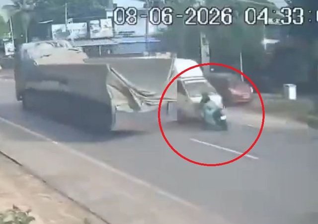 Xe máy chạy ngược chiều đâm trực diện xe tải, 4 người thương vong - Ảnh 1.