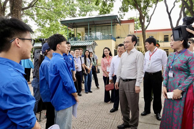 Bộ trưởng Ho&agrave;ng Minh Sơn: Kh&ocirc;ng chủ quan, đặt quyền lợi ch&iacute;nh đ&aacute;ng của th&iacute; sinh l&ecirc;n h&agrave;ng đầu - Ảnh 2.