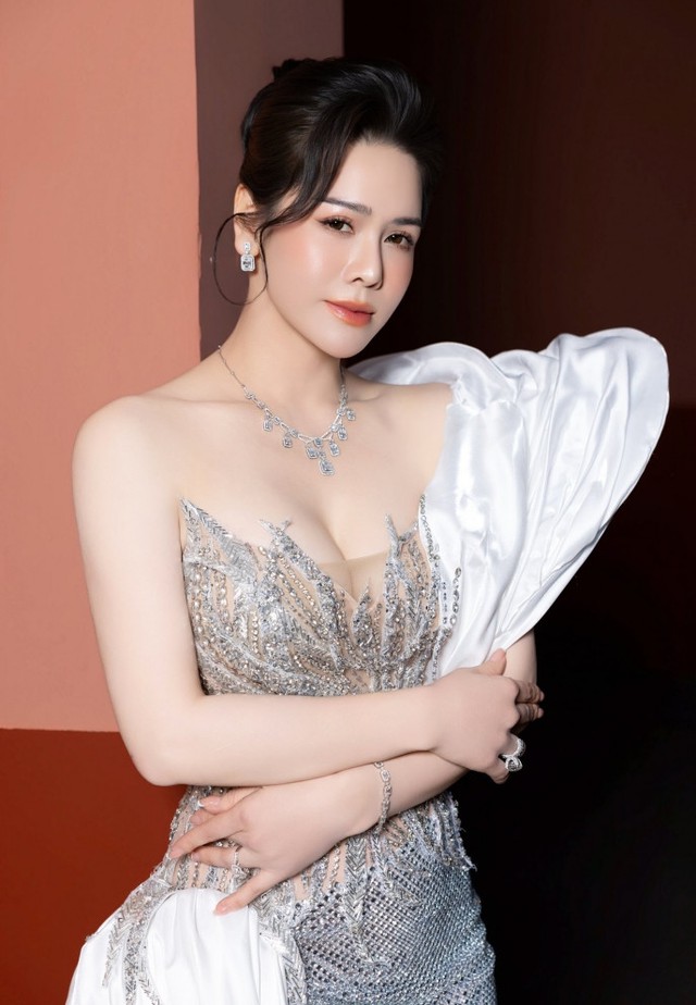 Ca sĩ Nhật Kim Anh hạnh ph&uacute;c vi&ecirc;n m&atilde;n với "t&igrave;nh y&ecirc;u đặc biệt" ở tuổi 41 - Ảnh 1.