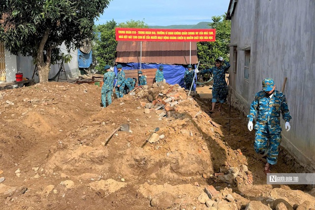 "Lính thợ" Bộ đội Không quân về làng xây nhà mới cho hộ chính sách bị nhiễm chất độc hoá học- Ảnh 2. "Lính thợ" Bộ đội Không quân về làng xây nhà mới cho hộ chính sách bị nhiễm chất độc hoá học- Ảnh 2.