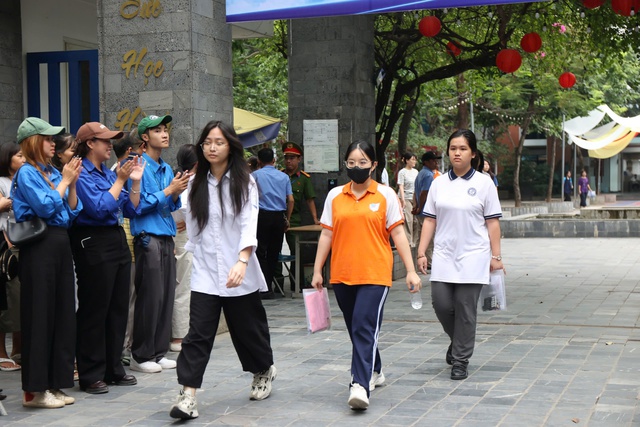 Ho&agrave;n th&agrave;nh ng&agrave;y thi tốt nghiệp THPT đầu ti&ecirc;n, th&iacute; sinh tự tin đạt 10 điểm m&ocirc;n To&aacute;n- Ảnh 6.