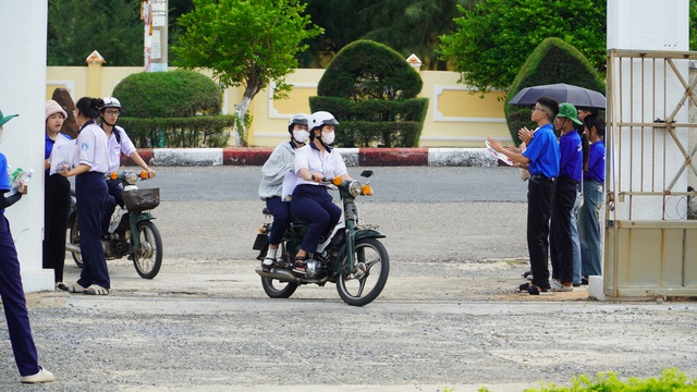 Điểm thi nơi đảo xa, 300 sĩ tử Đặc khu Phú Quý tự tin bước vào kỳ thi quan trọng - Ảnh 2.