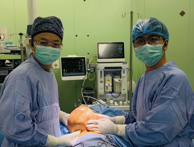 Mang "quả tạ" gần 4kg trên ngực mà không hay, người phụ nữ "sốc" trước thứ bác sĩ lấy ra trong người mình - Ảnh 1.