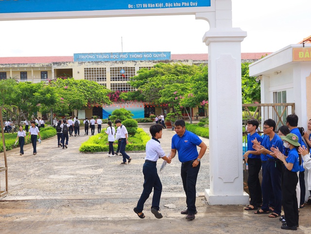 Điểm thi nơi đảo xa, 300 sĩ tử Đặc khu Phú Quý tự tin bước vào kỳ thi quan trọng - Ảnh 14.