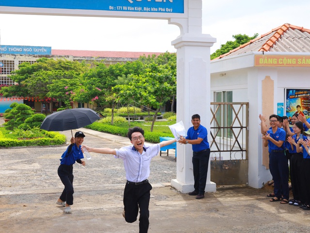 Điểm thi nơi đảo xa, 300 sĩ tử Đặc khu Phú Quý tự tin bước vào kỳ thi quan trọng - Ảnh 13.