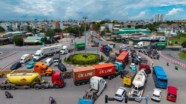 Cận cảnh tuyến đường độc đạo phục vụ hoạt động logistics ở cửa ngõ phía Đông TP.HCM trước ngày “thay áo mới”- Ảnh 1. Cận cảnh tuyến đường độc đạo phục vụ hoạt động logistics ở cửa ngõ phía Đông TP.HCM trước ngày “thay áo mới”- Ảnh 1.
