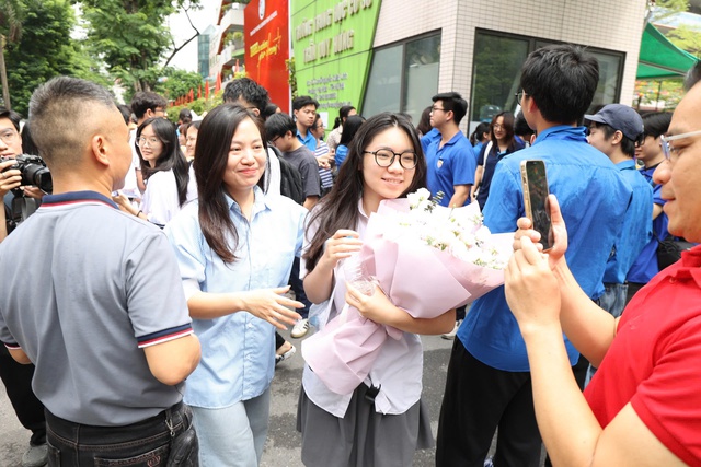 Đề thi bám sát cấu trúc, thí sinh Hà Nội tự tin đạt điểm tối đa sau buổi thi cuối cùng - Ảnh 7.
