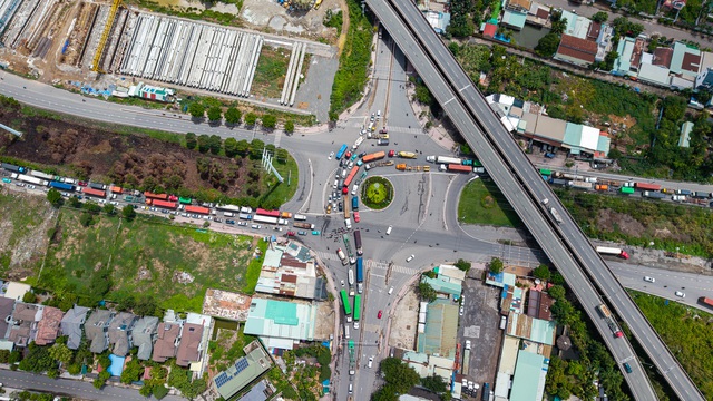 Cận cảnh tuyến đường độc đạo phục vụ hoạt động logistics ở cửa ngõ phía Đông TP.HCM trước ngày “thay áo mới”- Ảnh 6. Cận cảnh tuyến đường độc đạo phục vụ hoạt động logistics ở cửa ngõ phía Đông TP.HCM trước ngày “thay áo mới”- Ảnh 6.