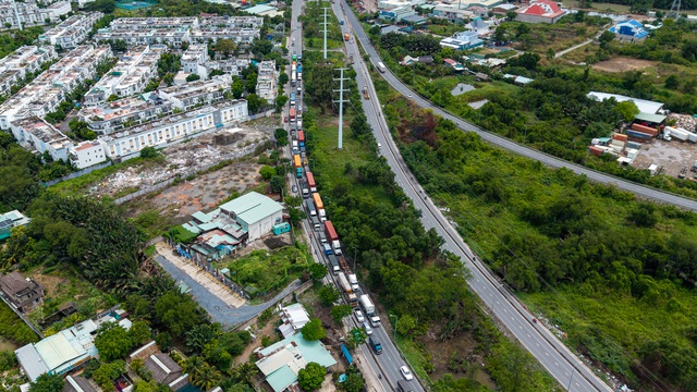 Cận cảnh tuyến đường độc đạo phục vụ hoạt động logistics ở cửa ngõ phía Đông TP.HCM trước ngày “thay áo mới”- Ảnh 7. Cận cảnh tuyến đường độc đạo phục vụ hoạt động logistics ở cửa ngõ phía Đông TP.HCM trước ngày “thay áo mới”- Ảnh 7.