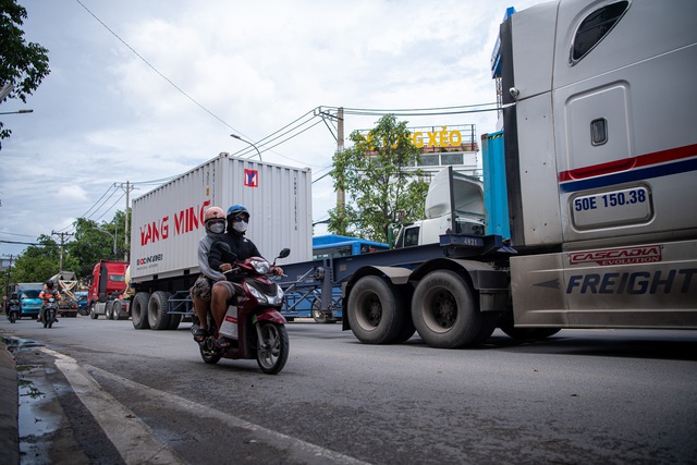 Cận cảnh tuyến đường độc đạo phục vụ hoạt động logistics ở cửa ngõ phía Đông TP.HCM trước ngày “thay áo mới”- Ảnh 9. Cận cảnh tuyến đường độc đạo phục vụ hoạt động logistics ở cửa ngõ phía Đông TP.HCM trước ngày “thay áo mới”- Ảnh 9.