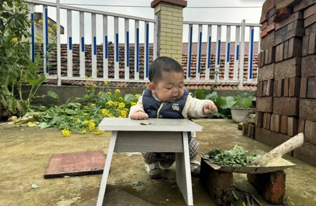 B&iacute; ẩn người đ&agrave;n &ocirc;ng "xấu x&iacute;" 25 tuổi như em b&eacute; 6 th&aacute;ng tuổi v&agrave; người phụ nữ xinh đẹp kề b&ecirc;n - Ảnh 1.