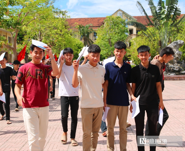Thí sinh phấn khởi sau bài thi tổ hợp, nhiều em kỳ vọng đạt điểm cao - Ảnh 1.