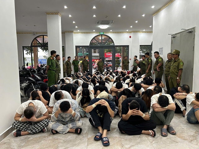 Phát hiện 83 người nước ngoài lập "đại bản doanh" tại khách sạn để lừa đảo - Ảnh 2.
