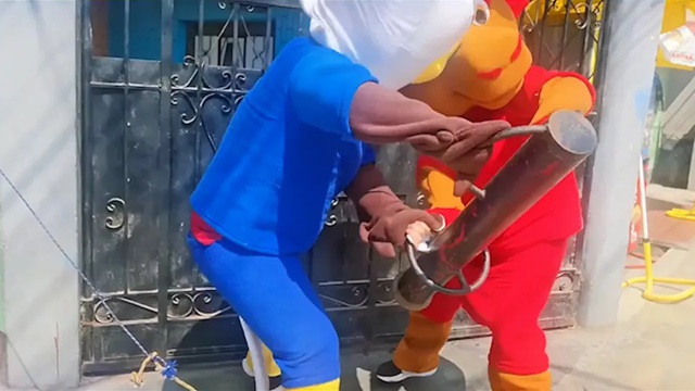 Cảnh s&aacute;t h&oacute;a trang th&agrave;nh linh vật World Cup để bắt nghi phạm bu&ocirc;n ma t&uacute;y - Ảnh 1.