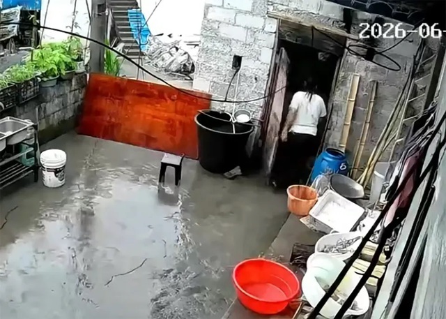 Nh&agrave; vệ sinh bất ngờ đổ sập, đ&egrave; tr&uacute;ng người phụ nữ ở b&ecirc;n trong - Ảnh 1.